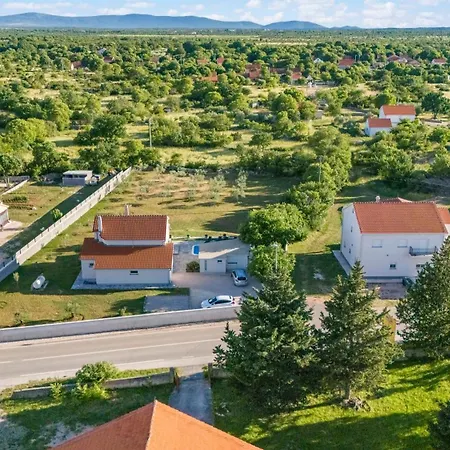 Tonka With Private Pool Near Krka Prázdninový dům *