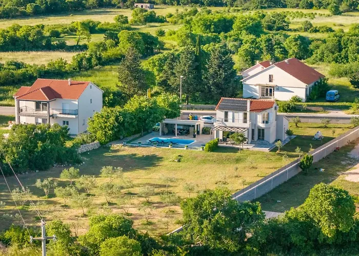 בית נופש Tonka With Private Pool Near Krka