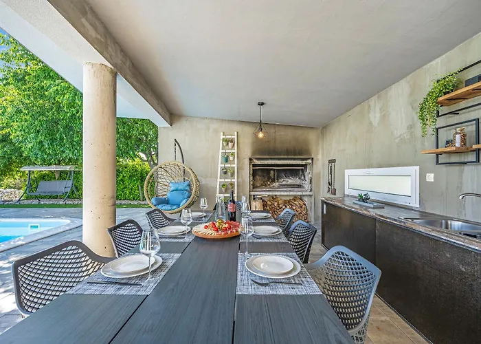 בית נופש Tonka With Private Pool Near Krka *