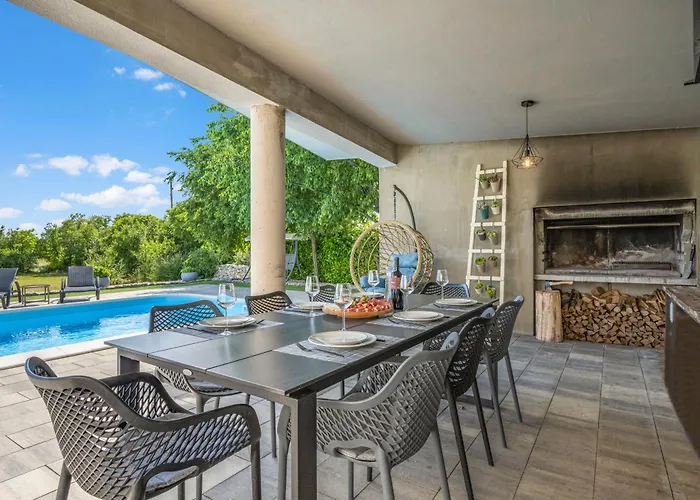 Tonka With Private Pool Near Krka בית נופש