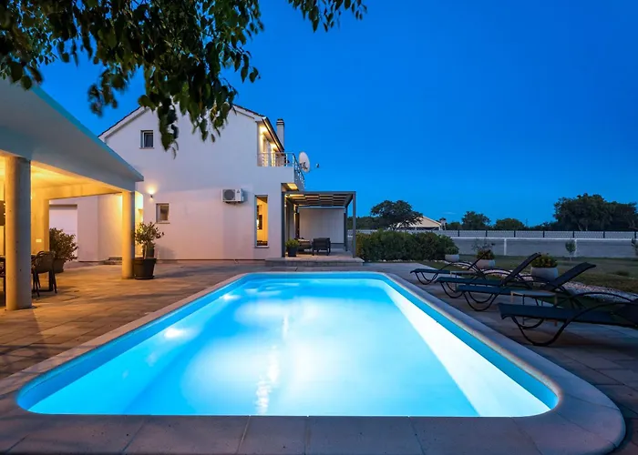 בית נופש Tonka With Private Pool Near Krka *