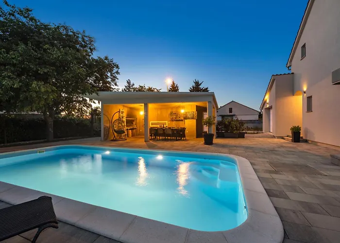 בית נופש Tonka With Private Pool Near Krka Siritovci