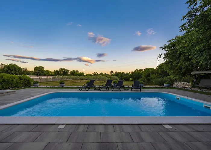 בית נופש Tonka With Private Pool Near Krka Siritovci